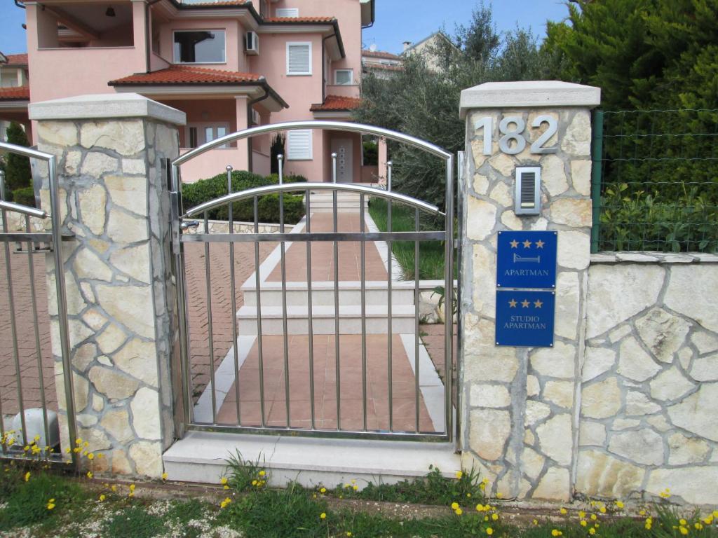 Apartments Villa Fernetich Premantura Buitenkant foto