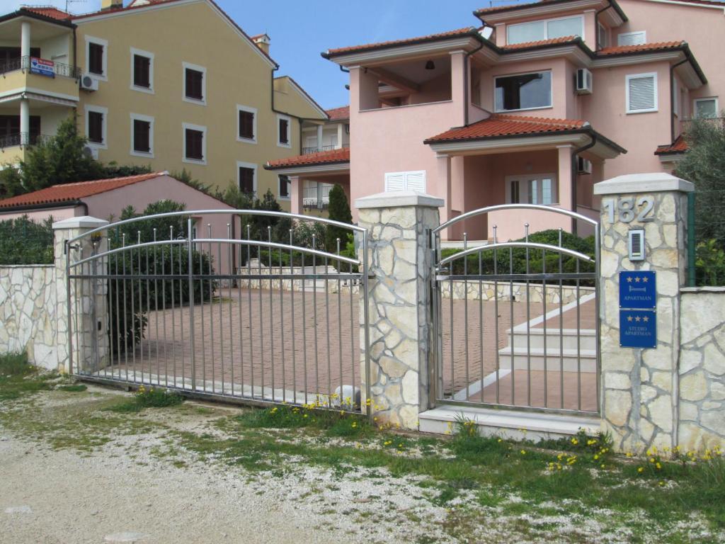Apartments Villa Fernetich Premantura Buitenkant foto