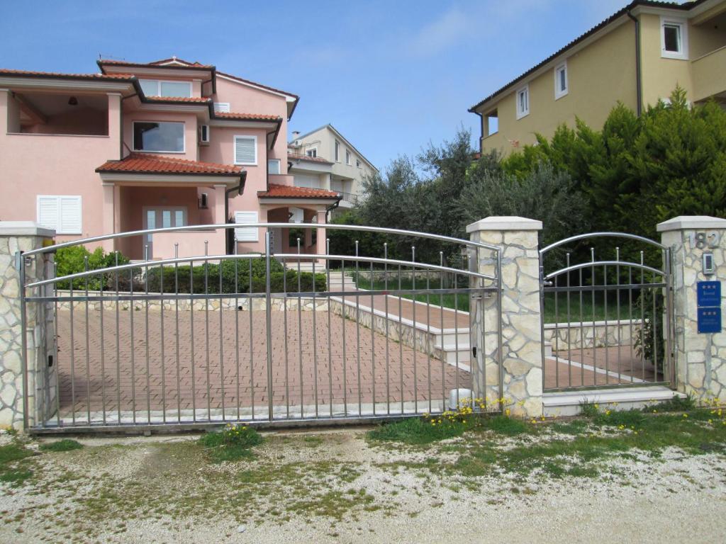 Apartments Villa Fernetich Premantura Buitenkant foto