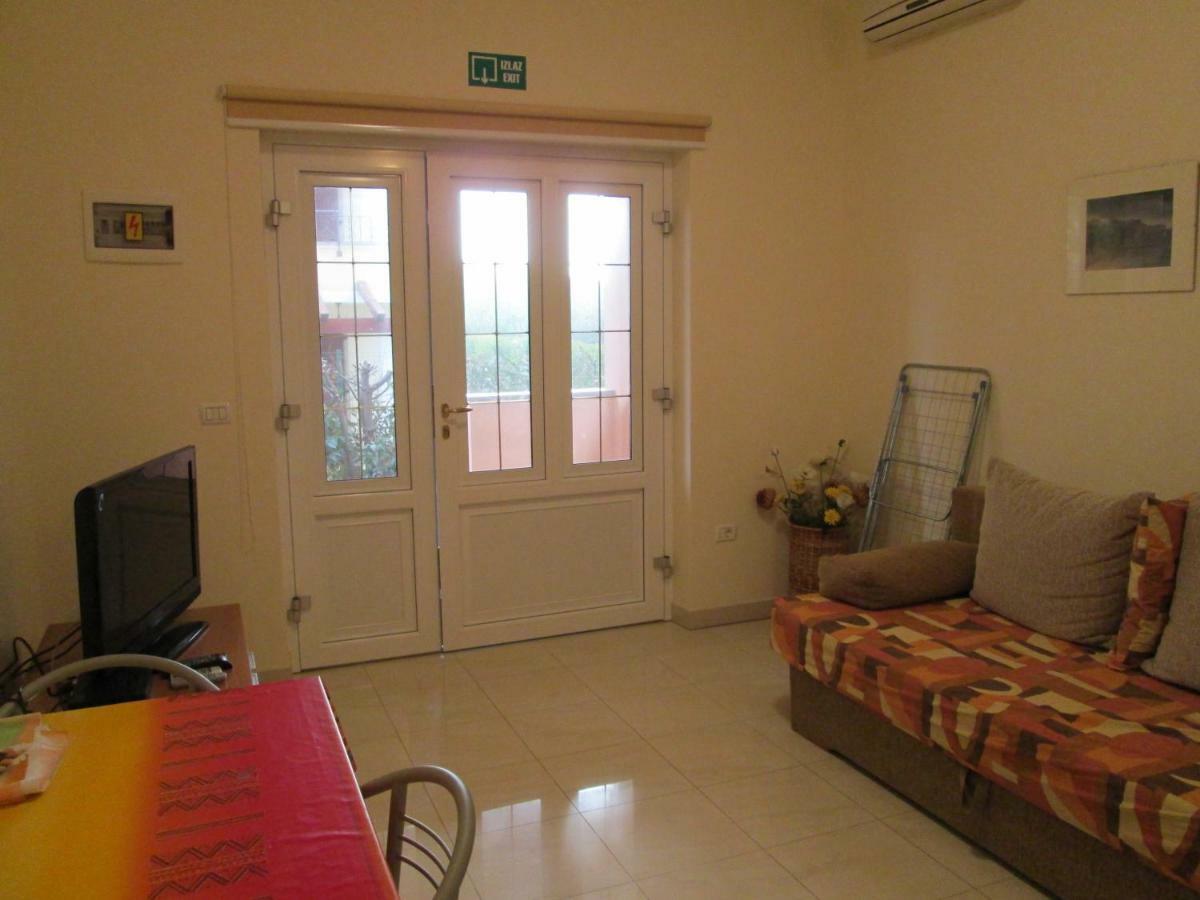 Apartments Villa Fernetich Premantura Buitenkant foto